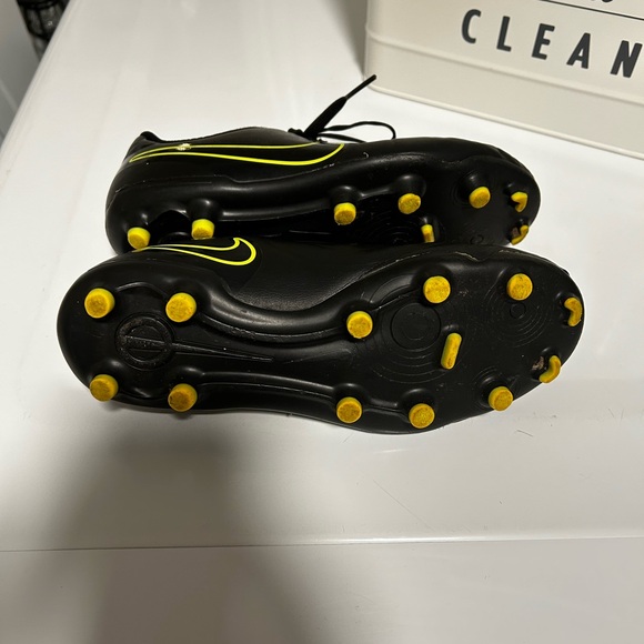 Nike Soccer Cleats Size 3Y - Picture 3 of 4